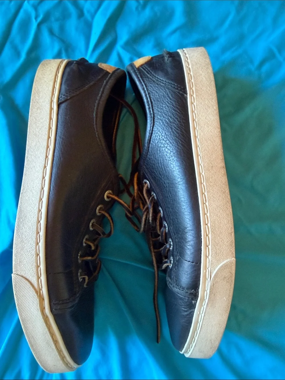 G.H. Bass & Co. Black Leather Boat Shoes. Mens 8.5. Leather laces.